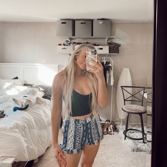 Hollister Pants - HOLLISTER flowy shorts S